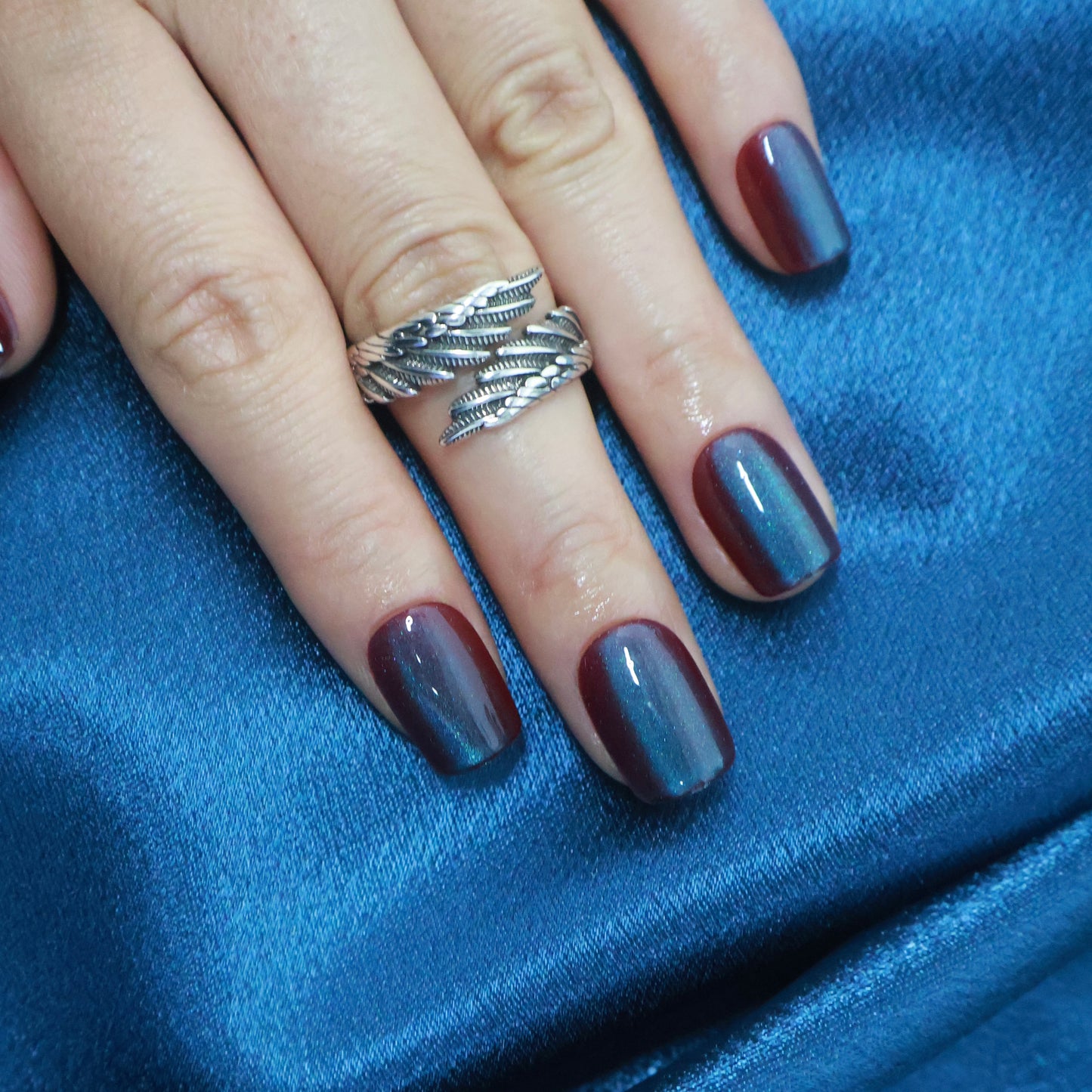 Maniye Shadow Emerald Cat Eye Press On Nails